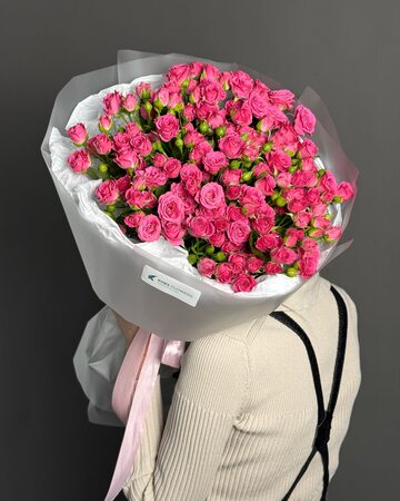 Букет 25 ярких кустовых роз (50 см)