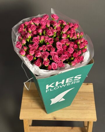 Букет 25 ярких кустовых роз (50 см)