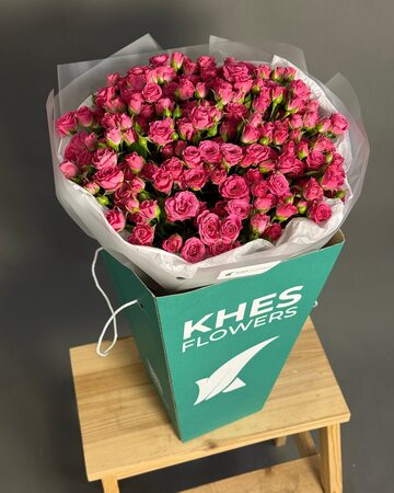 Букет 35 ярких кустовых роз (50 см)